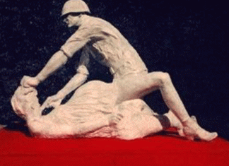Une statue d’une femme violée par un soldat russe déclenche l’indignation de Moscou