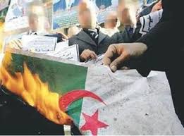 Des supporters français brûlent le drapeau algérien