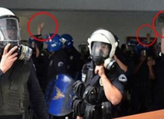 Les signes de la place “Rabia” utilisés par les policiers, crée la polémique en Turquie