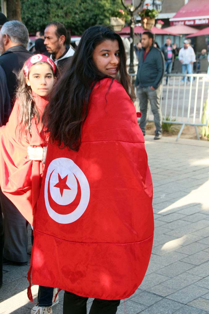 14janvier2014-manif-tunis-drapeau