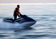 Nabeul : une baigneuse grièvement blessée au cuir chevelu après une chute d’un jet-ski