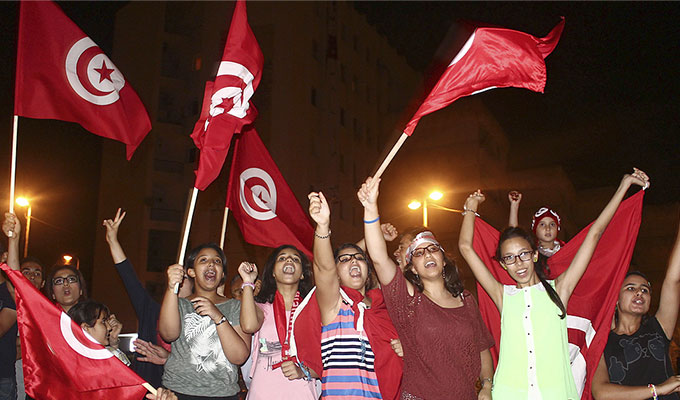 tunisie-directinfo-drapeau-tunisien-revolution-tunisienne-Revolution-de-jasmin-femme-tunisienne_2