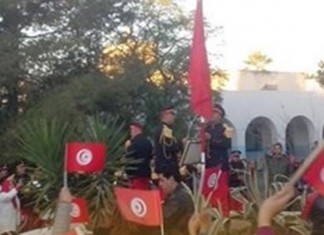 Les élèves de l’école «Ifa» à Den Den saluent le drapeau national avec des militaires