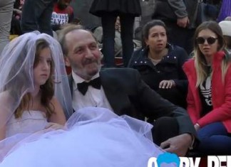 VIDÉO : A 65 ans il épouse une fillette de 12 ans, qu’en pensez-vous?
