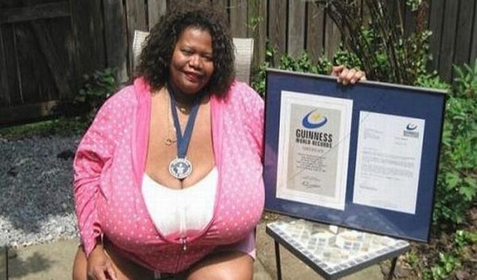 Annie Hawkins-Turner, la femme aux plus gros seins du monde ...