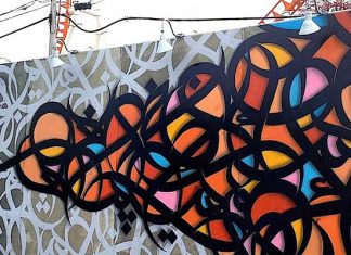 Le street artiste El Seed décore le mur de l’association des insuffisants moteurs à La Marsa