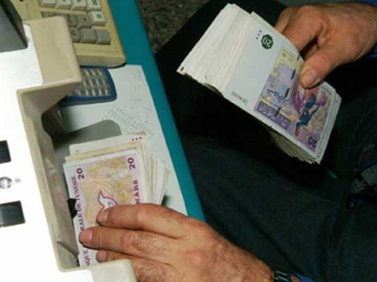 Commissions bancaires en Tunisie : les ménages paient jusqu’à 300 dinars par an