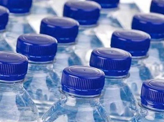 Manouba : Saisie de 50 mille litres d’eau en bouteille dans un entrepôt anarchique