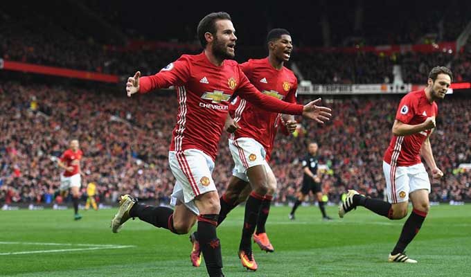 Juan Mata fête un but avec ses ciéquipiers