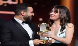 Maroc : Dakota Johnson décerne le prix du Meilleur Acteur à Nidhal ...