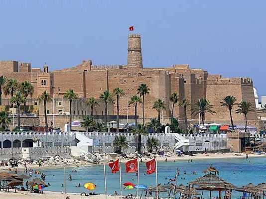 Pollution chimique à Monastir : appel à éviter baignade et pêche sur plusieurs kilomètres