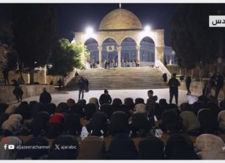 Les Palestiniens prient la première Tarawih à la mosquée Al-Aqsa en ce Ramadan
