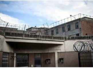Vague d’attaques contre les prisons françaises : incendies, coups de feu et menaces