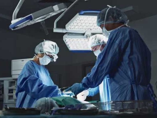 Manouba : succès de la première chirurgie de la colonne vertébrale chez un enfant