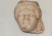 Carthage : découverte d’un rare masque en albâtre datant du IVᵉ siècle avant J.-C. au site de Tophet