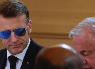 Nouvelle-Calédonie : pourquoi Emmanuel Macron portait des lunettes à l’Élysée
