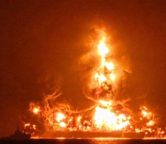 Attaque contre deux pétroliers étrangers dans les eaux irakiennes : incendie à bord et 25 marins secourus