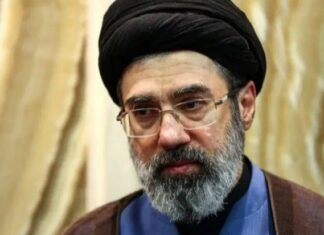 Iran : Mojtaba Khamenei pressenti pour succéder à son père à la tête du régime