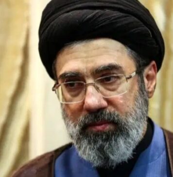 Iran : Mojtaba Khamenei pressenti pour succéder à son père à la tête du régime