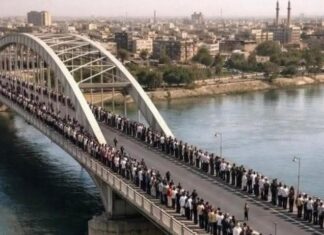 Photo du jour en Iran : des citoyens unis en chaîne humaine pour sauver un pont vieux de 1 300 ans