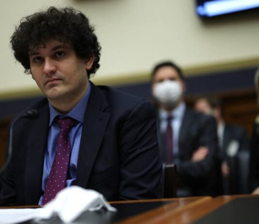 Sam Bankman-Fried : du roi des cryptos au condamné à 25 ans de prison en quelques secondes !