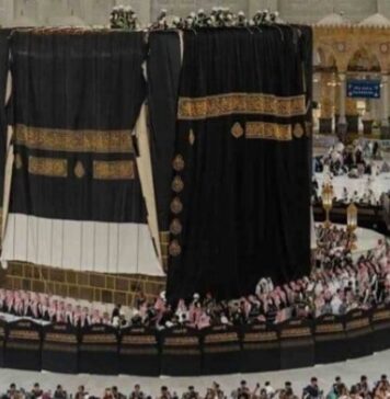 Nouvel An hégirien 1448 : la Kaaba revêt sa nouvelle kiswa à La Mecque
