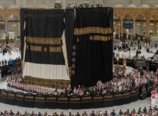 Nouvel An hégirien 1448 : la Kaaba revêt sa nouvelle kiswa à La Mecque