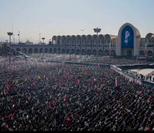 Iran : impressionnante démonstration de force lors des obsèques de Khamenei