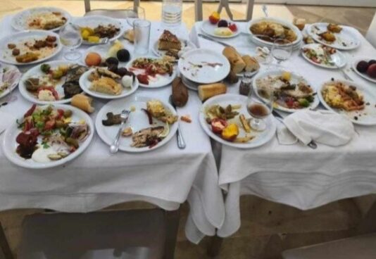 Photo du jour : 23 assiettes pour deux personnes dans un hôtel, le gaspillage alimentaire fait polémique