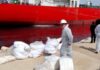 Bizerte : une fuite de poudre carbonée pollue le milieu marin
