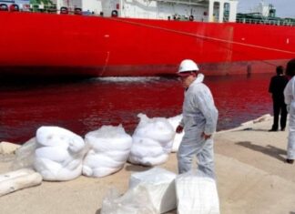Bizerte : une fuite de poudre carbonée pollue le milieu marin