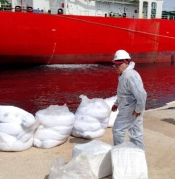 Bizerte : une fuite de poudre carbonée pollue le milieu marin