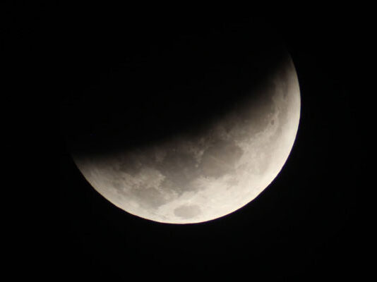 Éclipse lunaire partielle en Tunisie : l’INM dévoile les images du phénomène