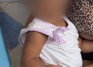 Tunisie : une artiste découvre une bébé rampant seule sur la route à El Aouina