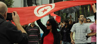 tunisie-La-femme-et-le-drapeau-aicha-s.jpg