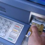 Aides sociales : les bénéficiaires de la Carte sociale peuvent retirer leurs allocations via les DAB