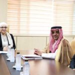 Leila Jaffel s’entretient avec un responsable de l’Université arabe Naif des sciences de la sécurité