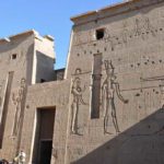 Égypte Ancienne : Vestiges du temple de la vallée et artefacts du moyen empire découverts à Louxor
