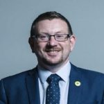 Le Ministre de la Santé Britannique Limogé pour des Messages WhatsApp Inappropriés