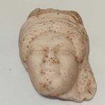 Archéologie à Carthage : un masque d’albâtre témoigne des pratiques religieuses phéniciennes