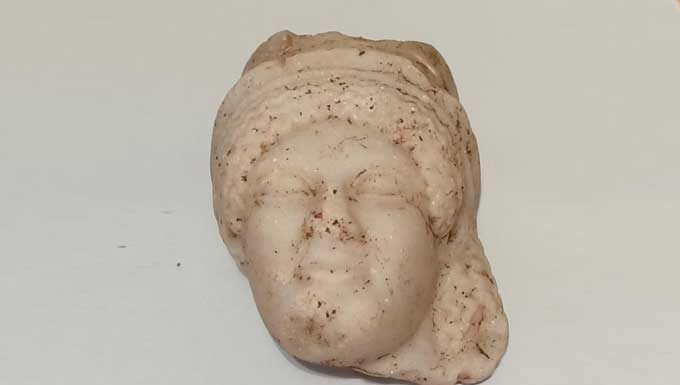 Archéologie à Carthage : un masque d’albâtre témoigne des pratiques religieuses phéniciennes