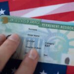 États-Unis : Donald Trump suspend le programme de la “Green Card” après deux fusillades