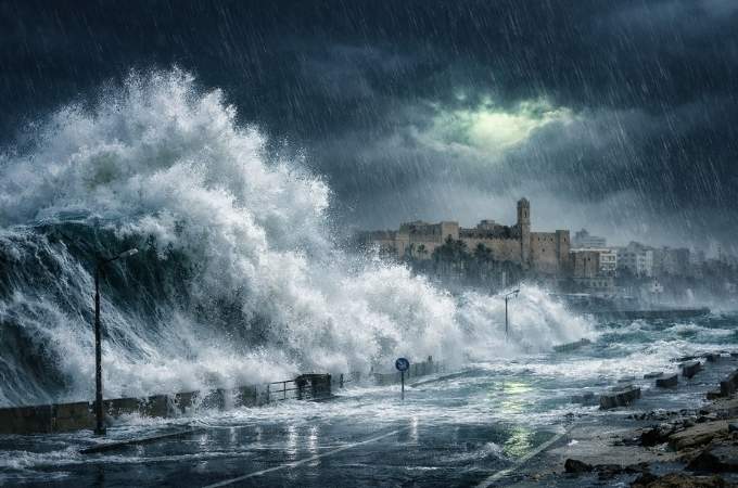Inondations côtières et vagues de 9 mètres à Monastir lors du passage de la tempête Harry en Tunisie. Tempête Météo