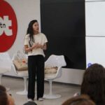 LA TUNISIE QUI GAGNE | Jihene Souabni (TRIIIZA) : Le renouveau de la mode durable en Tunisie Gros plan sur un couffin en fibres naturelles orné de broderies colorées réalisées à partir de chutes de tissus recyclés, création signée TRIIIZA