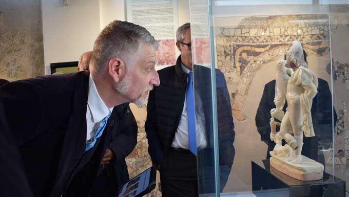 Coopération tuniso-italienne : Alessandro Giuli visite les sites archéologiques de Carthage