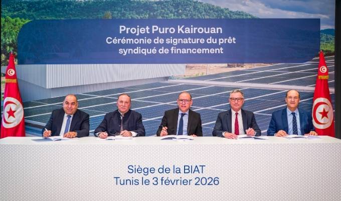 Cérémonie de signature à la BIAT : Elyes Jebir et les représentants de l'UIB, l'ATB et l'UBCI officialisant le prêt syndiqué de 140 MDT pour le projet GFR Kairouan. BIAT Financement Syndiqué GFR Kairouan