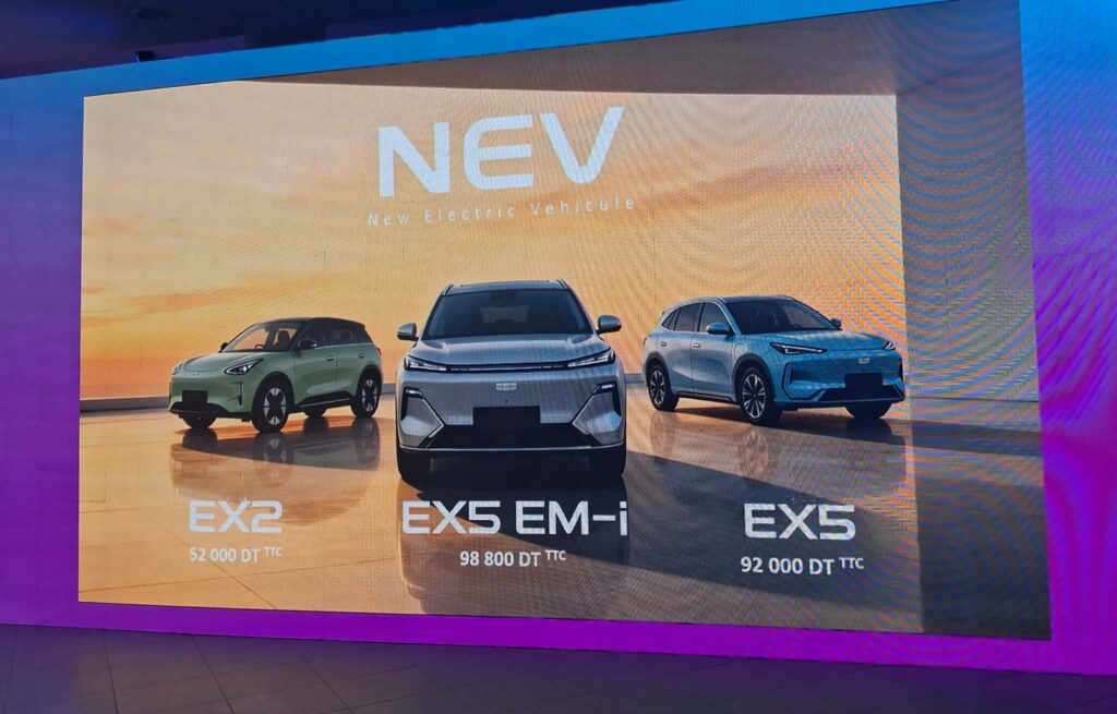 Présentation officielle des modèles Geely GX2 et GX5 par le Groupe Zouari en Tunisie, mettant en avant le design moderne des SUV électriques et citadines sur fond de transition énergétique.