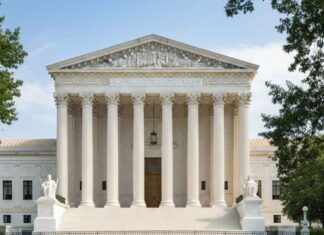 Cour suprême USA : Décision sur les taxes douanières et séparation des pouvoirs Photographie de la façade de la Cour suprême des États-Unis avec les colonnes de marbre, symbolisant le pouvoir judiciaire