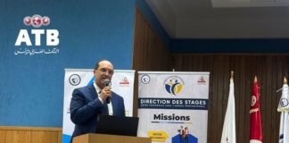 ATB & FSEGT : Une alliance stratégique pour propulser les talents tunisiens Riadh Hajjej, DG de l'ATB, lors de la signature de la convention de stage avec les responsables de la FSEGT lors de la Job Fair à Tunis.