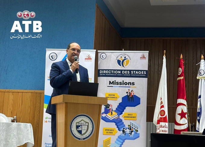Riadh Hajjej, DG de l'ATB, lors de la signature de la convention de stage avec les responsables de la FSEGT lors de la Job Fair à Tunis.